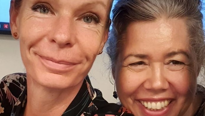 Twee vrouwen die samen Vlam Bondgenoten in Innovatie vormen